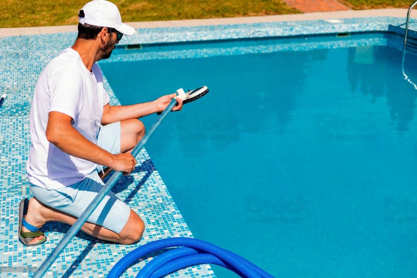 Pool Cleaner Cleaning Pool